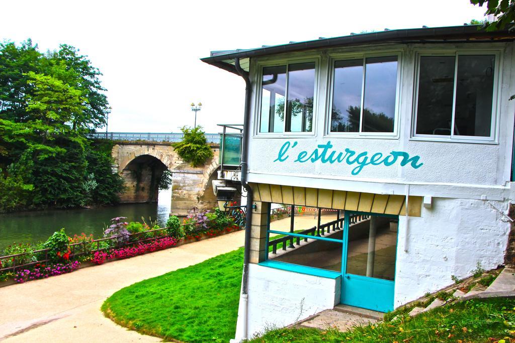 Hotel L'Esturgeon Поаси Екстериор снимка
