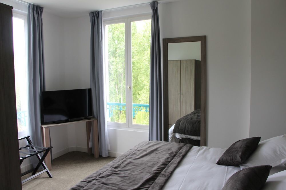 Hotel L'Esturgeon Поаси Екстериор снимка