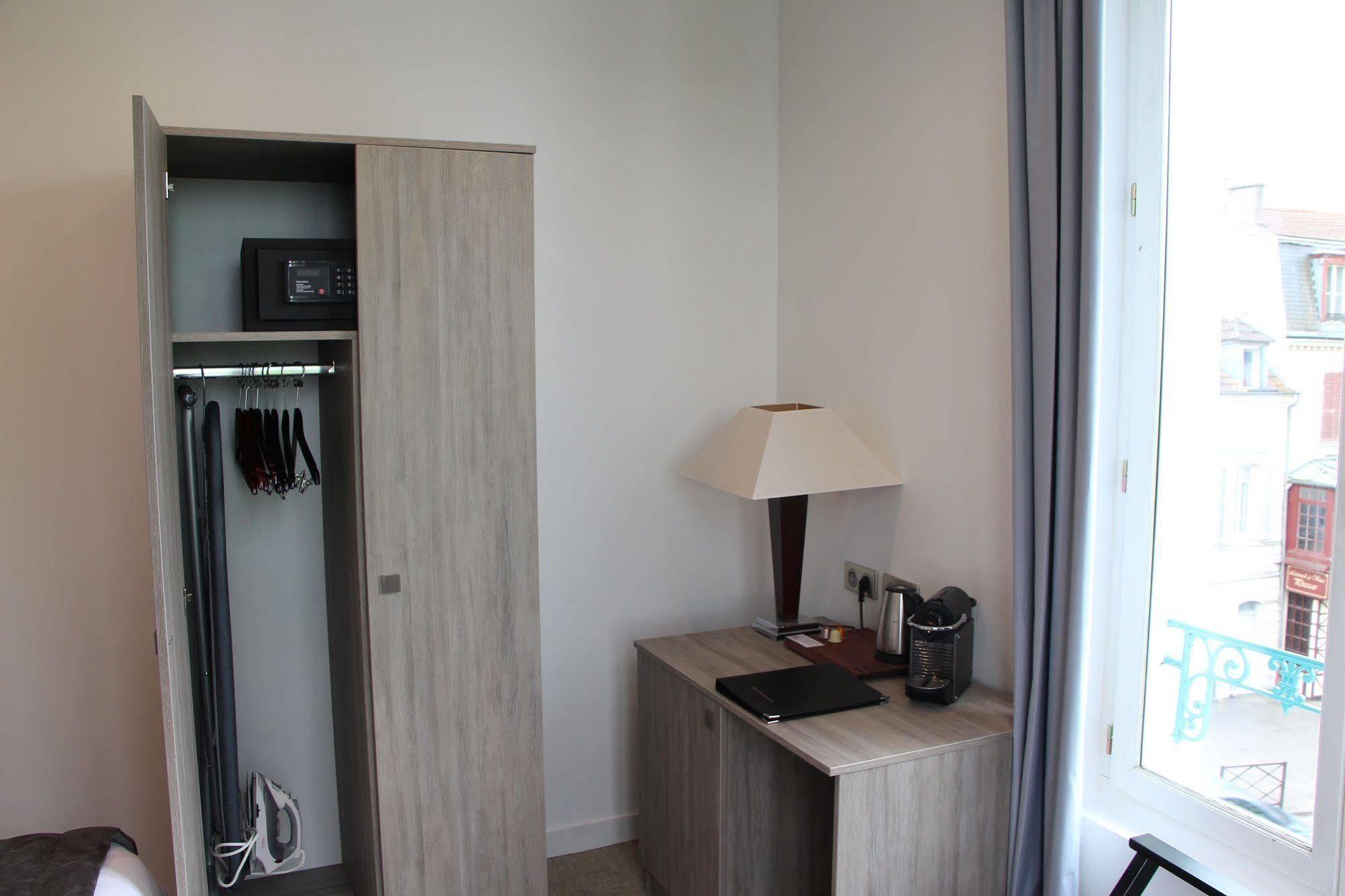 Hotel L'Esturgeon Поаси Екстериор снимка