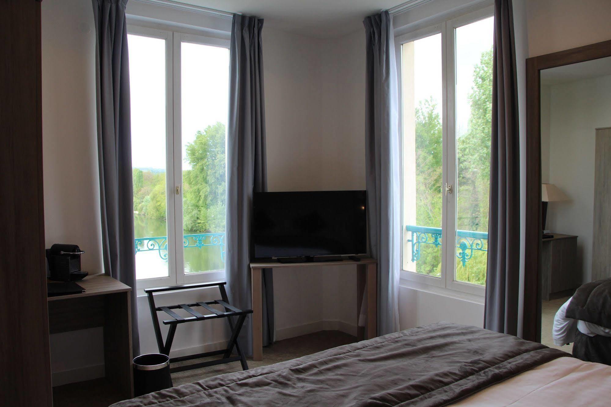 Hotel L'Esturgeon Поаси Екстериор снимка