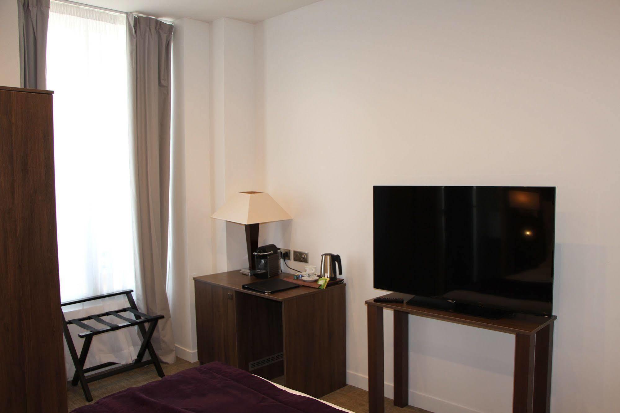 Hotel L'Esturgeon Поаси Екстериор снимка