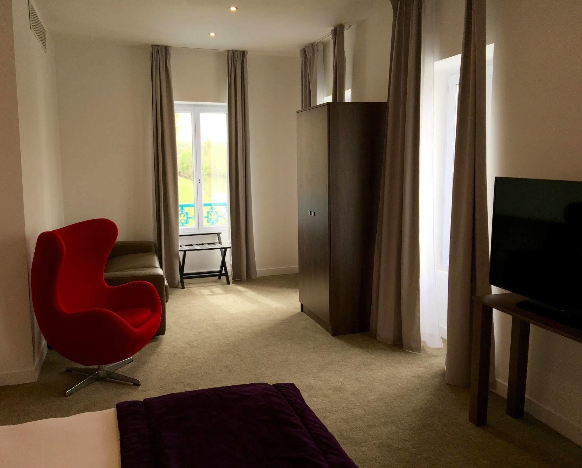 Hotel L'Esturgeon Поаси Екстериор снимка