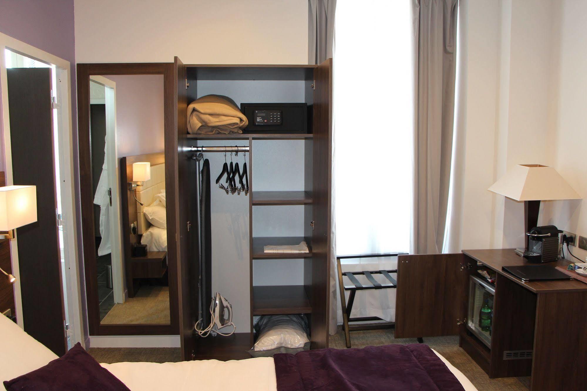 Hotel L'Esturgeon Поаси Екстериор снимка